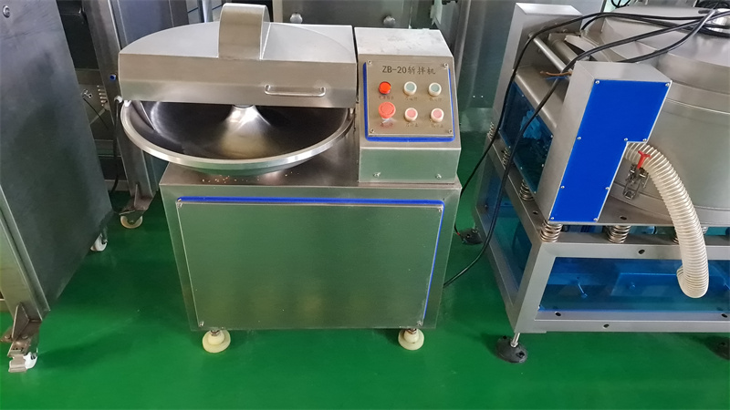 20升的小型斬拌機(jī)對(duì)肉菜切碎拌餡細(xì)膩均勻，深受小作坊喜歡 