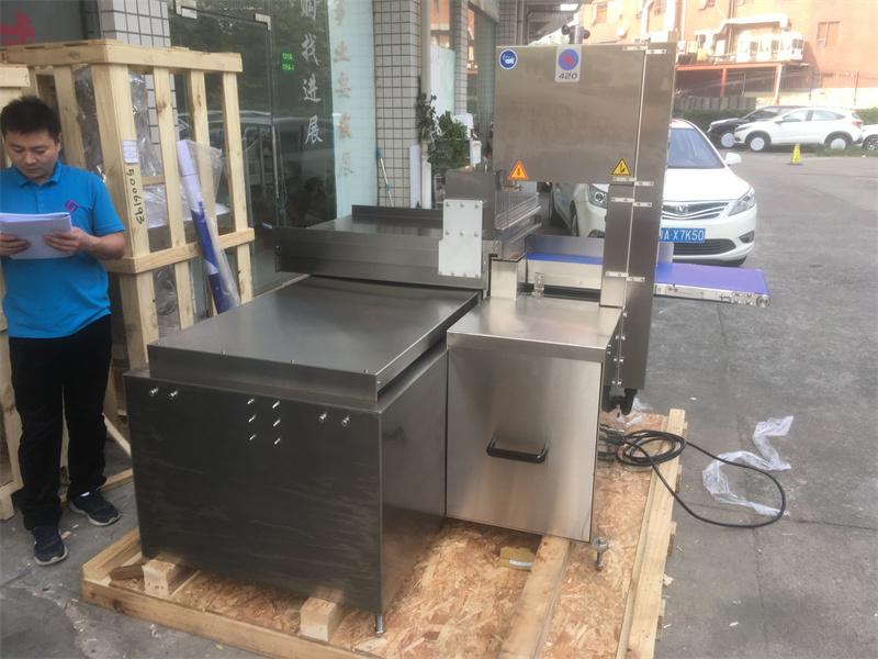 全自動(dòng)鋸骨機(jī)對凍肉切割加工廠的作用，大得你無法想象