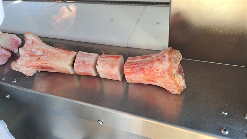 牛棒骨、豬脛骨鋸塊切段，帶骨鮮肉自動進(jìn)料鋸骨機(jī)介紹 